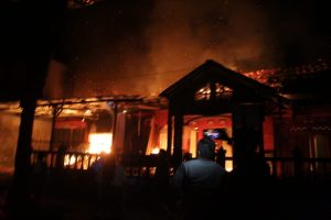 Sijago Merah Hanguskan Salah Satu Rumah Warga di Desa Blado, Lilin Diduga Jadi Penyebabnya.