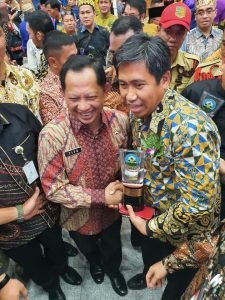 KABUPATEN BANGGAI MASUK KATEGORI KABUPATEN SEHAT 2019, BUPATI H. HERWIN YATIM TERIMA PENGHARGAAN SWASTI SABA