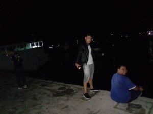 Nikmati Malam Minggu, Beberapa Anak Muda Di Kota Palu Mancing Dikawasan Pantoloan