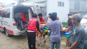 Relawan PMI Sigi berikan pertolongan pertama Kepada Korban Kecelakaan