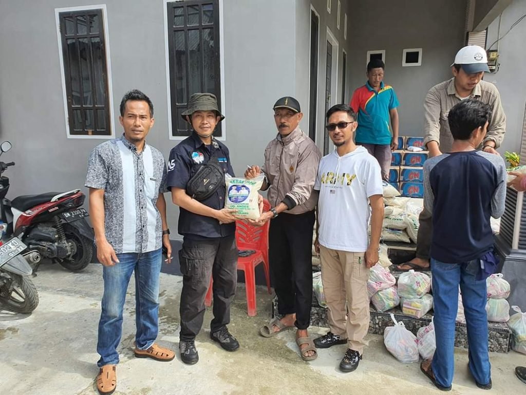 Tim Pasangan Melenial AS Salurkan Sembako Untuk Korban Banjir