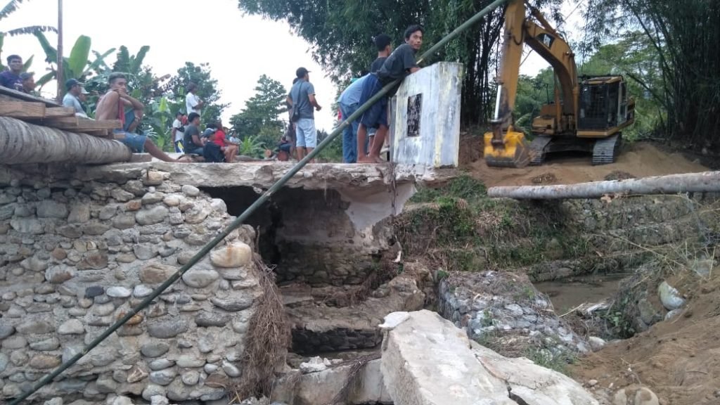 Di Anggap Membahayakan,  DPUPRP Gandeng Masyarakat  Membuat Jembatan  Darurat
