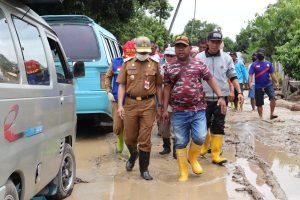 Wakil Gubernur Kunjungi Korban Banjir Dolo Selatan