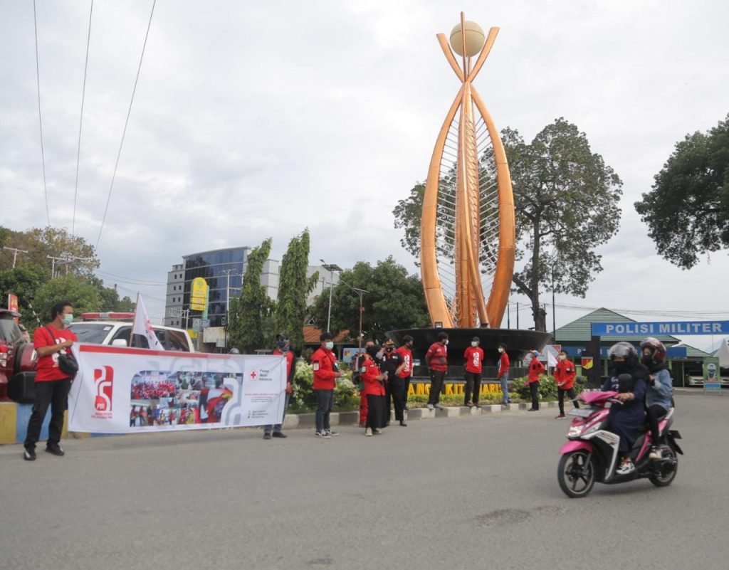 Bagi masker cara: PMI Palu Peringati HUT PMI