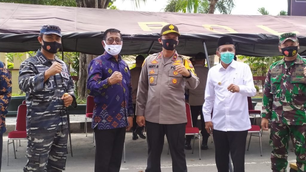 Cegah Penyebaran Covid-19, Polda Sulteng Lakukan Penyemprotan Cairan Desinfektan