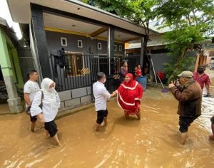 Usai pencabutan nomor urut, Pasangan Hadi-Reny tinjau lokasi banjir