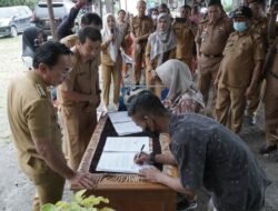 Mohamad Irwan Menyerahkan Bantuan Alat-Alat Perdagangan dan Industri Tahun 2022