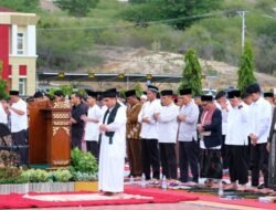 Kapolda dan Masyarakat Sholat Idul Fitri 1445 H di Mapolda Sulteng