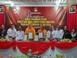 Erwin-Sahid Diarak Ratusan Pendukung Gunakan Gerobak Sapi Daftar di KPU Sebagai Calon Bupati