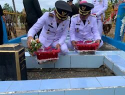 BUPATI DAN WAKIL BUPATI PARIGI MOUTONG TABUR BUNGA DI TAMAN MAKAM PAHLAWAN TOMBOLOTUTU