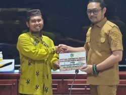 Sekda Zulfinasran Serahkan Bantuan Hibah Keagamaan Kepada 11 Pondok Pesantren.