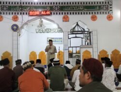 Safari Ramadhan di Desa Sienjo, Wabup Serahkan 50 Paket Sembako dan Ajak Masyarakat Jaga Generasi Muda