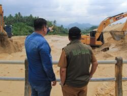Wakil Bupati Abdul Sahid Tinjau Pelaksanaan Normalisasi Sungai di Desa Air Panas