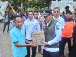 Bupati Erwin Burase Serahkan Bantuan Sembako dan Tinjau Warga Terdampak Banjir