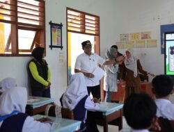 Dukung Program Prioritas Presiden Prabowo, Bupati Erwin Burase Evaluasi Pemanfaatan Papan Interaktif Digital di SMP Satap 2 Mepanga